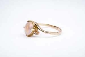 An opal and diamond ring in 9 carat yellow gold - 3
