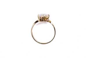 An opal and diamond ring in 9 carat yellow gold - 4
