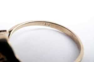 An opal and diamond ring in 9 carat yellow gold - 5