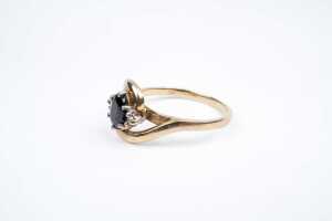 A sapphire and diamond ring in 9 carat yellow gold - 3