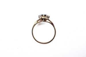 A sapphire and diamond ring in 9 carat yellow gold - 4