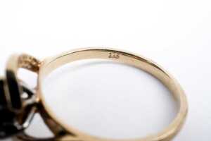 A sapphire and diamond ring in 9 carat yellow gold - 5