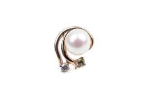 A pair of mabe pearl and cubic zirconia earrings in 9 carat yellow gold - 2