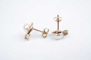 A pair of mabe pearl and cubic zirconia earrings in 9 carat yellow gold - 3
