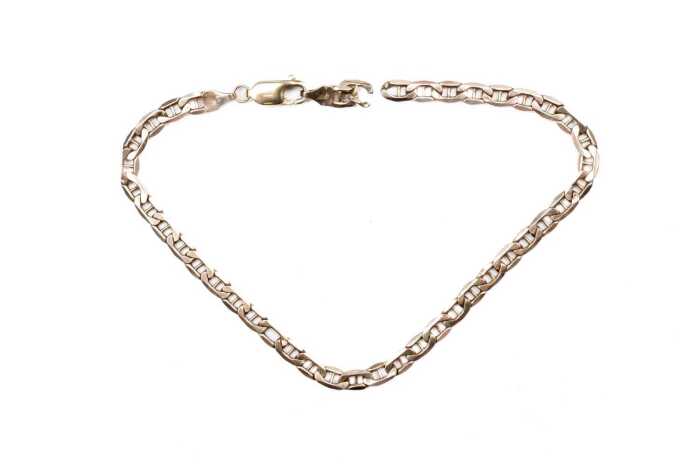 A broken anchor link bracelet in 9 carat yellow gold