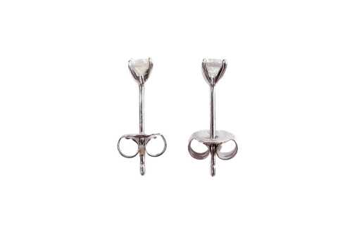 A pair of diamond studs in 9 carat white gold