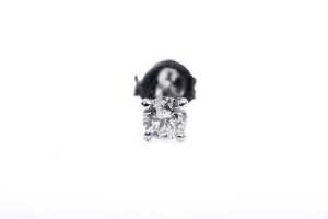 A pair of diamond studs in 9 carat white gold - 2
