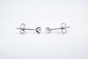 A pair of diamond studs in 9 carat white gold - 3