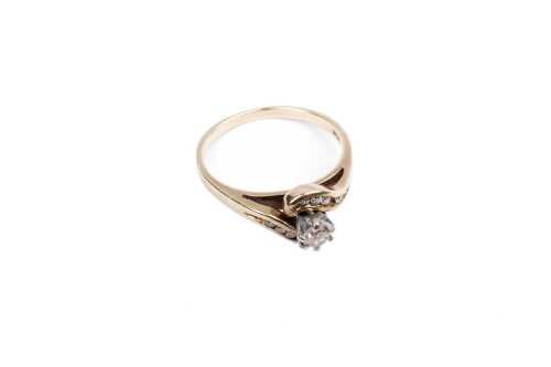 A diamond ring in 9 carat yellow gold