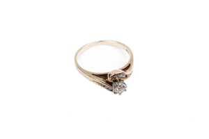 A diamond ring in 9 carat yellow gold