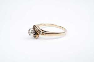 A diamond ring in 9 carat yellow gold - 3