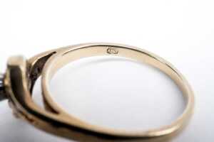 A diamond ring in 9 carat yellow gold - 5