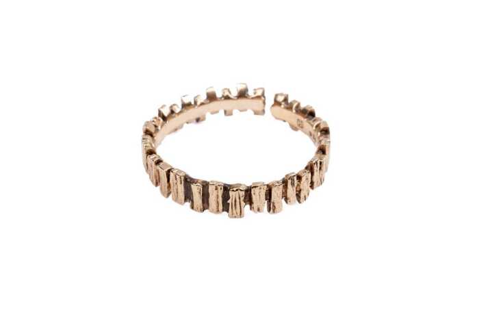 A broken carved ring in 9 carat yellow gold.