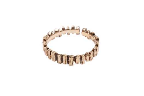 A broken carved ring in 9 carat yellow gold.