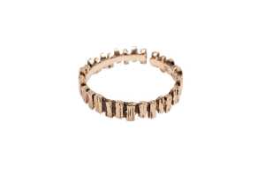 A broken carved ring in 9 carat yellow gold.