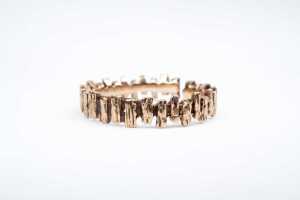 A broken carved ring in 9 carat yellow gold. - 2