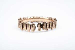 A broken carved ring in 9 carat yellow gold. - 3