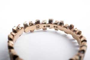 A broken carved ring in 9 carat yellow gold. - 5