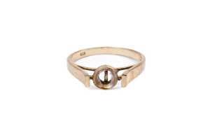An empty setting in 9 carat yellow gold