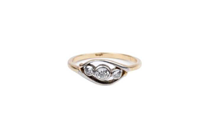 An antique diamond ring in 18 carat yellow gold