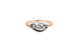 An antique diamond ring in 18 carat yellow gold