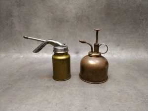 Five garage oil cans, including brass - 3