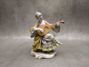 Three Italian porcelain figures playing instruments - 3