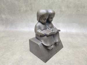 Leopoldine Mimovich (1920-2019) bronze sculpture of children reading - 3