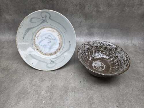 Two Chinese ceramic dishes