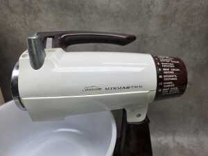 Mid-century Sunbeam Mixmaster stand mixer - 7
