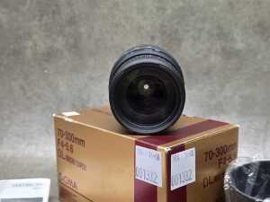 Sigma 70-300mm f4-5.6 DL Macro Super zoom lens - 2