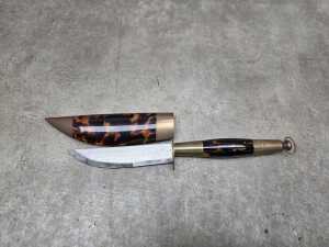 Decorative dagger and sheath with polished tortoiseshell and brass fittings - 4