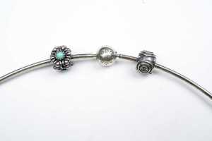 A Pandora choker torc with two charms in sterling silver - 2