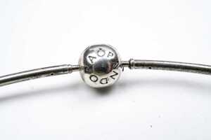 A Pandora choker torc with two charms in sterling silver - 5