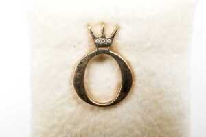 A Pandora diamond staff pin in 9 carat yellow gold - 2