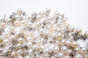 Large collection of freshwater pearl stud earrings in sterling silver. - 2
