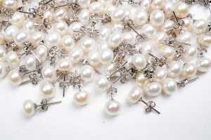 Large collection of freshwater pearl stud earrings in sterling silver. - 3
