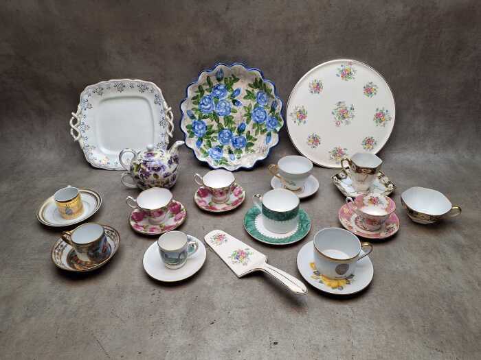 Mixed porcelain including duos and serving ware