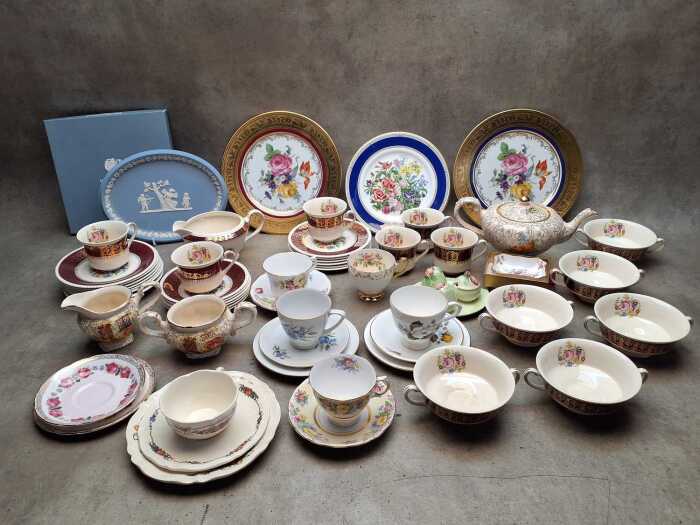 Group of mostly English porcelain, including Wedgwood