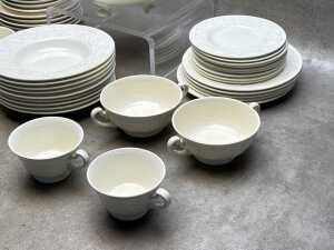 Assorted Wedgwood Patrician dinner and serving ware - 4
