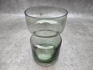 Three decorative art glass vases in various shapes - 3