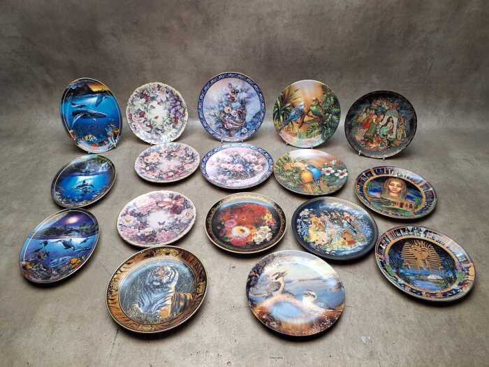 18 Franklin Mint and Bradford Exchange cabinet plates
