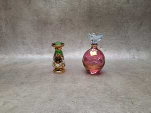 Cranberry and cobalt coloured glassware, including Fenton - 4