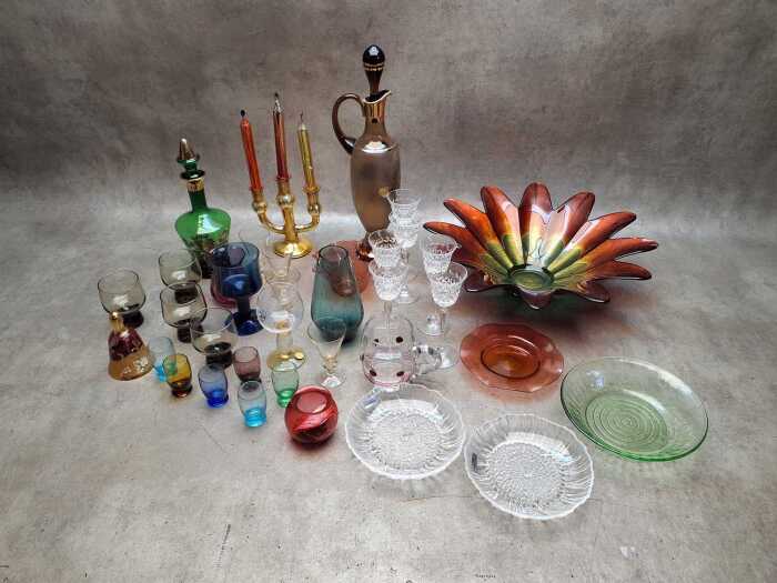 Mid-century glassware and decorative items