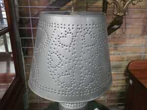 Tinware metal table lamp with pierced decoration - 3