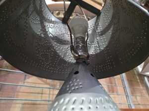 Tinware metal table lamp with pierced decoration - 4