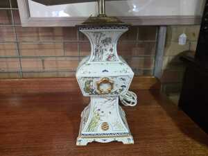 Oriental table lamp with porcelain base and gilt features. - 2