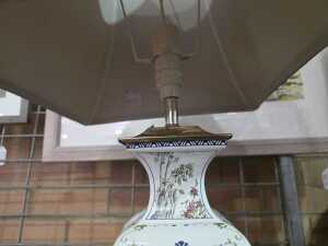 Oriental table lamp with porcelain base and gilt features. - 4