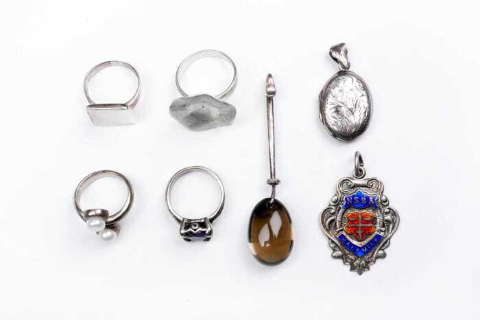 A collection of jewellery in sterling silver