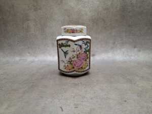 Six Oriental porcelain lidded ginger jars, some hexagonal shape - 3